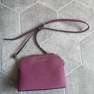 like new pink Micheal Kors purse! adjustable straps and gold chain detail!